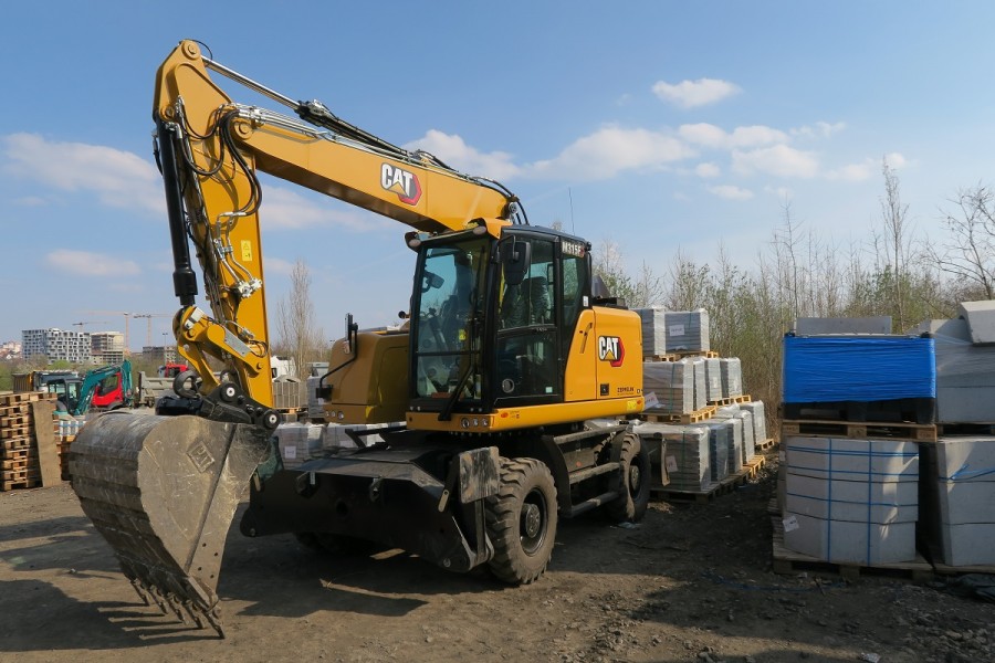 Pásové rýpadlo CAT 315F při zemních pracích
